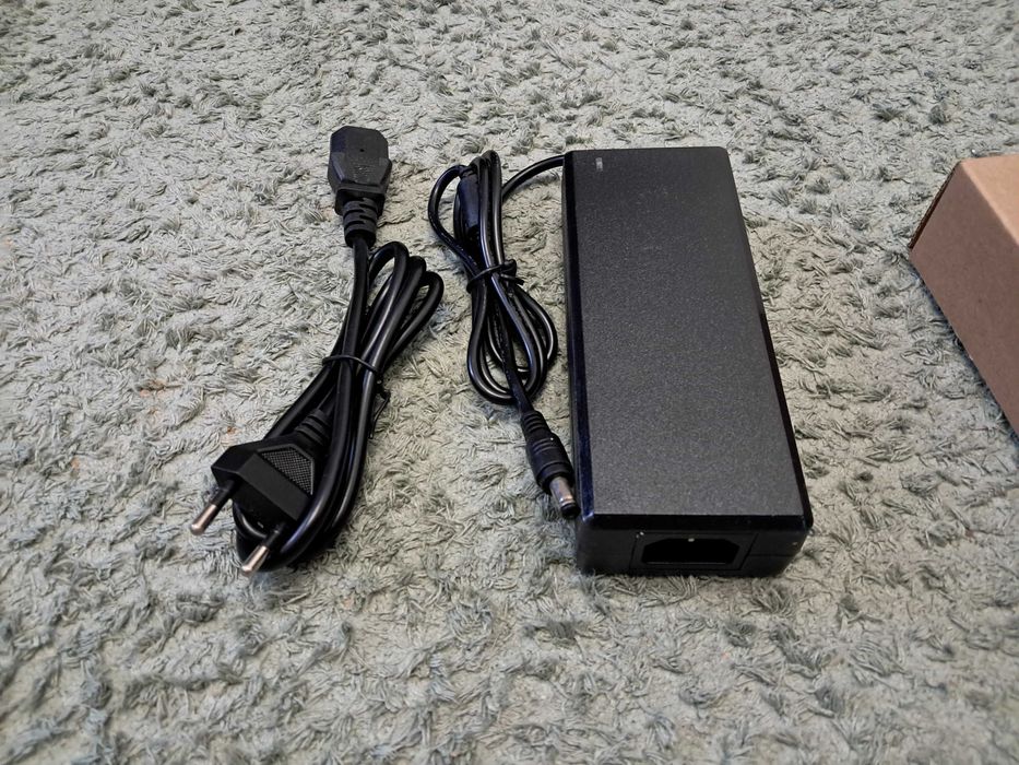 Блок питания в пластиковом корпусе 12В 8А с сетевым кабелем