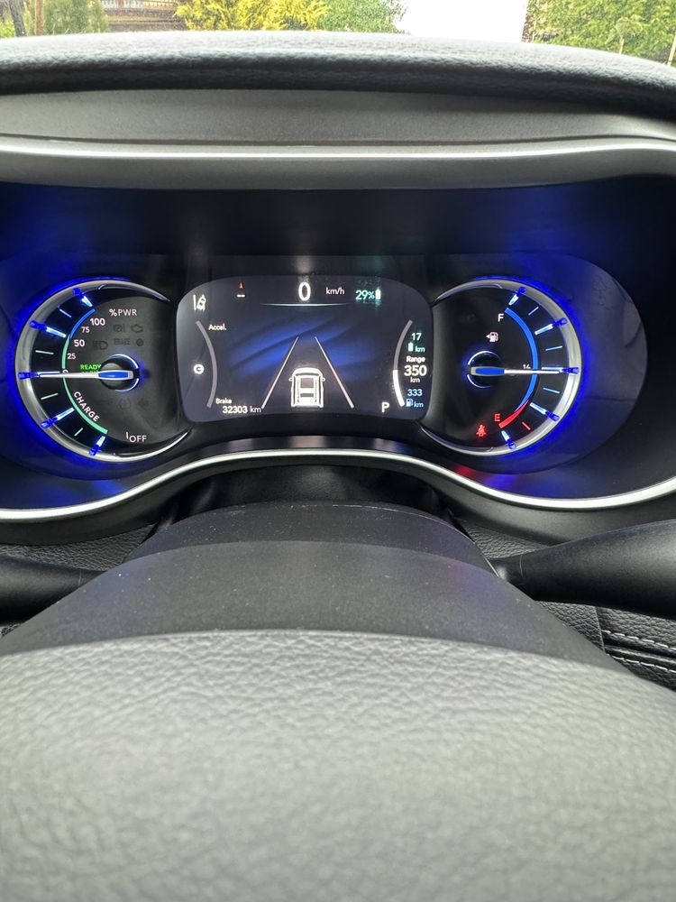 Chrysler Pacifica Hybrid 2024, jak nowy.