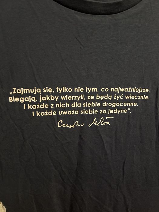 Granatowa koszulka z medicine Czesław Miłosz