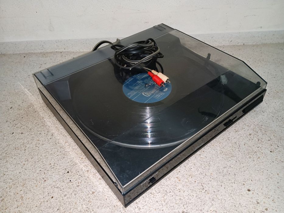 Gira discos / toca discos marca GRUNDIG a funcionar perfeitamente e ex