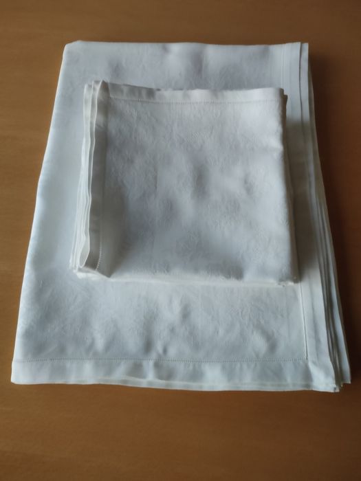 Toalha de mesa e guardanapos.