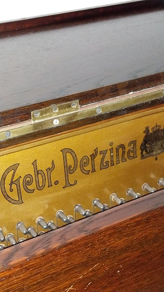 Piano acústico vertical Perzina vintage em estilo Art Deco