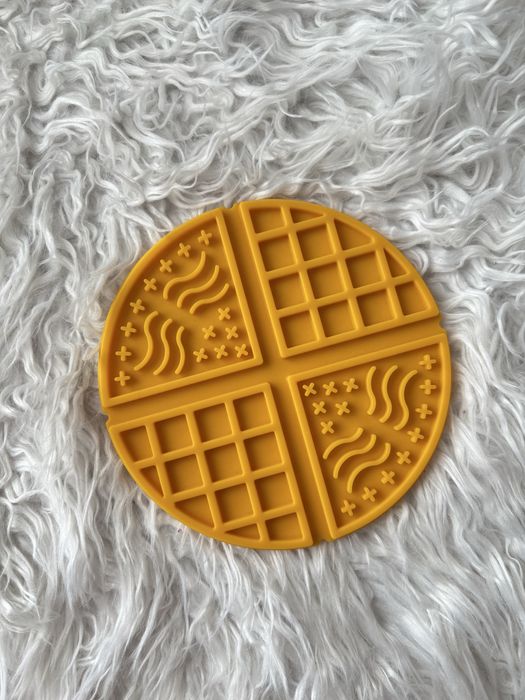 mata do lizania dla zwierząt w kształcie wafla lick mat