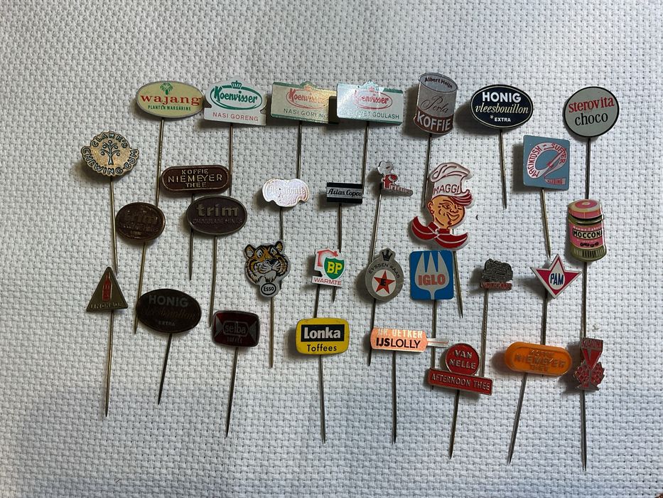 Vários conjuntos de pins, politicos e outros