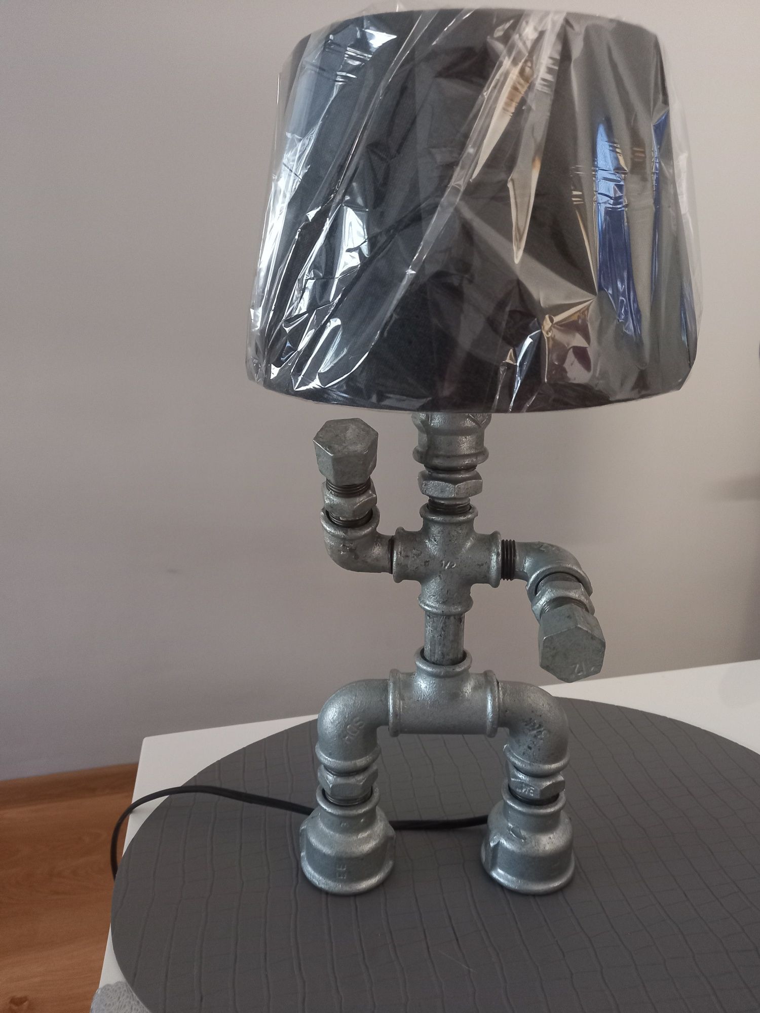 Lampa z rur Loft Industrial Ludzik Robot Rury Klosz Stojąca Stołowa