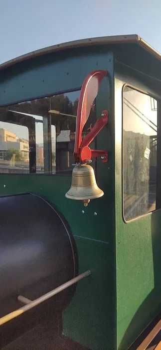 COMBOIO (NOVO) COM FORNO A LENHA PARA
PIZZAS OU LEITÃO