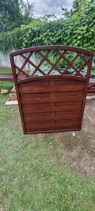 Płot lamelowy drewniany łuk i wklesły