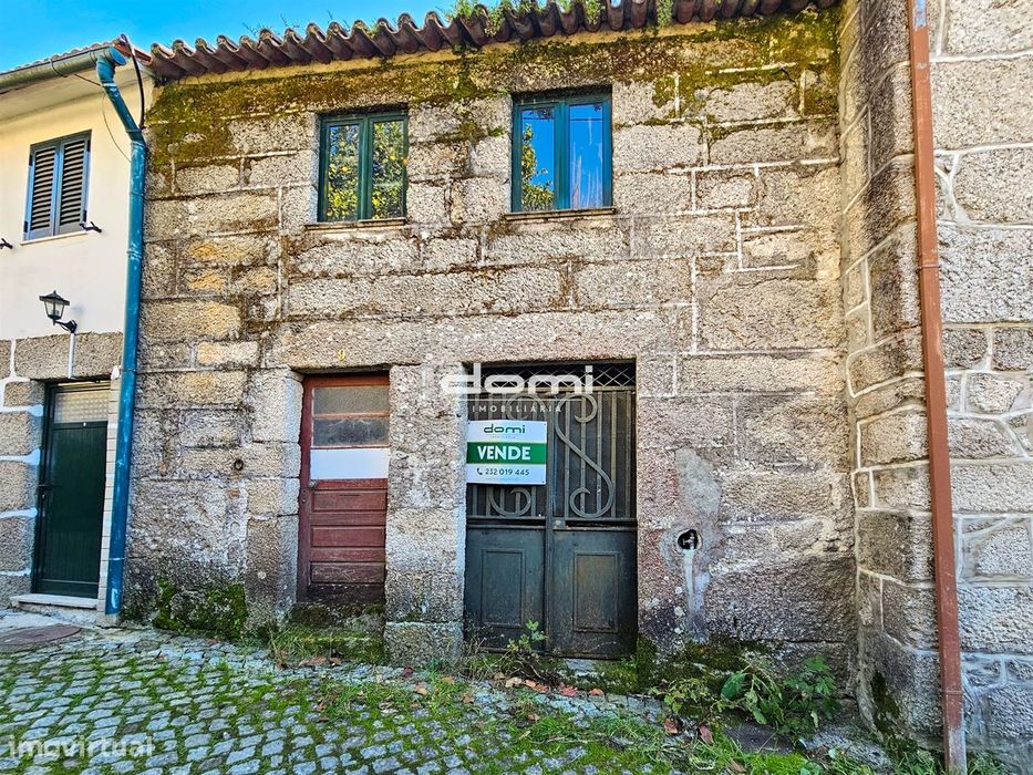 Moradia em pedra, para recuperar, localizada em Aldeia