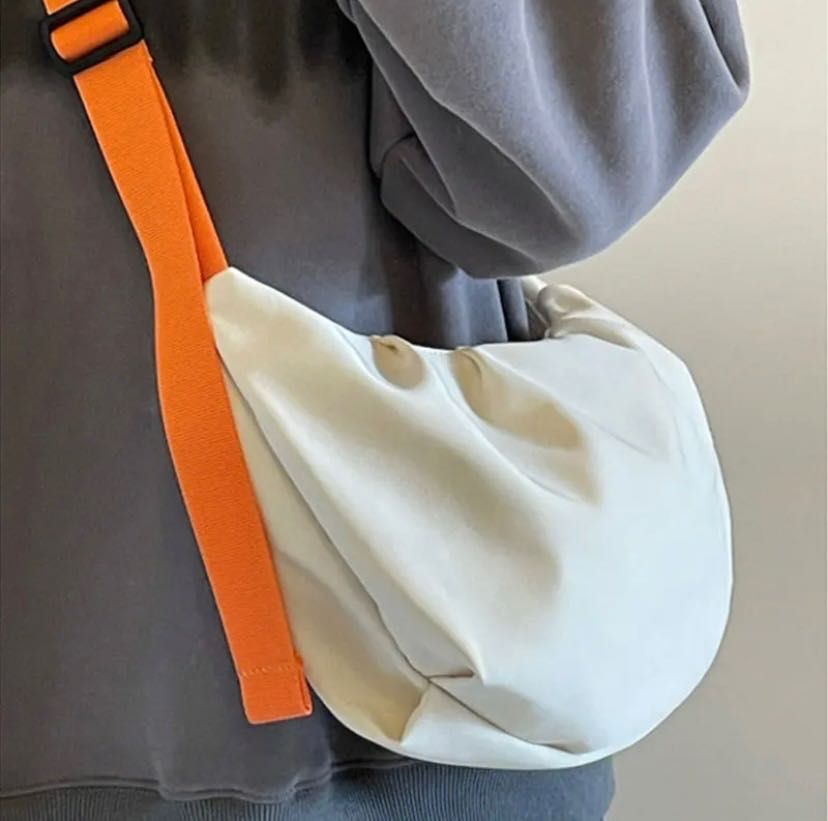 biała torebka na pomarańczowym pasku