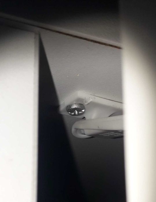 Seguranças para gavetas ou portas de móveis.