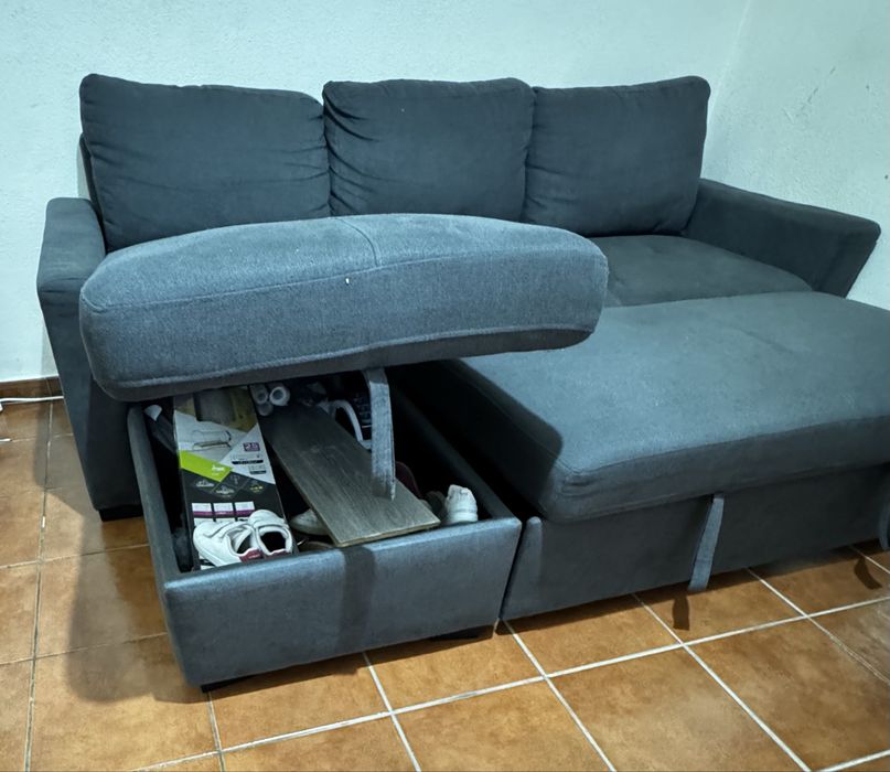 Sofá chaise longue reversível com cama e baú