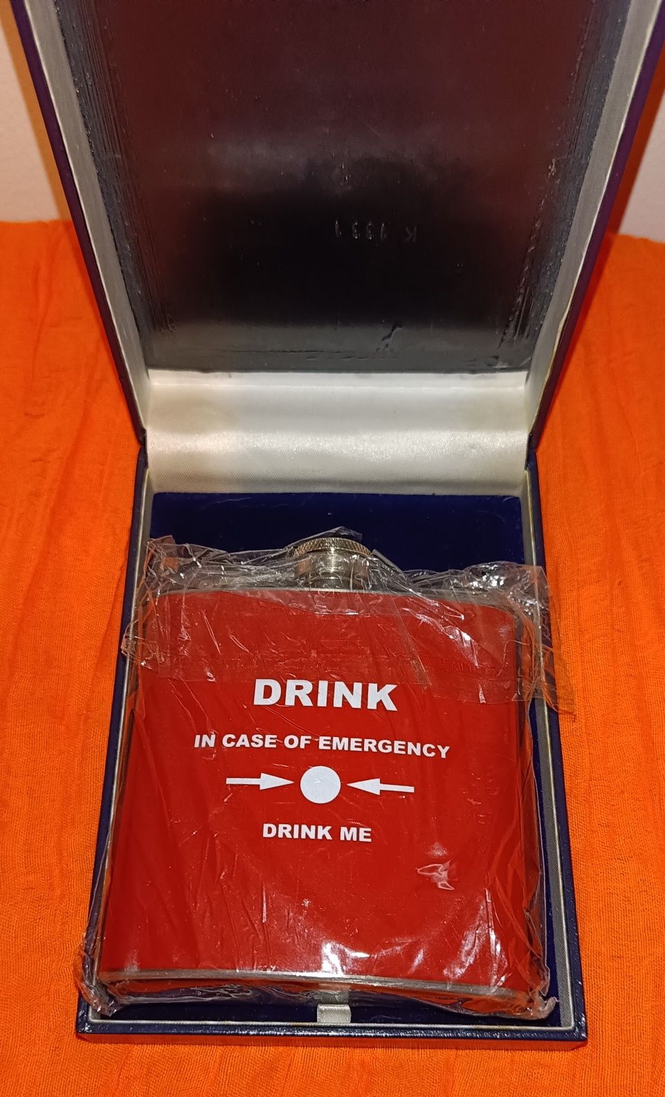 piersiówka DRINK IN CASE OF EMERGENCY Nowa 6oz