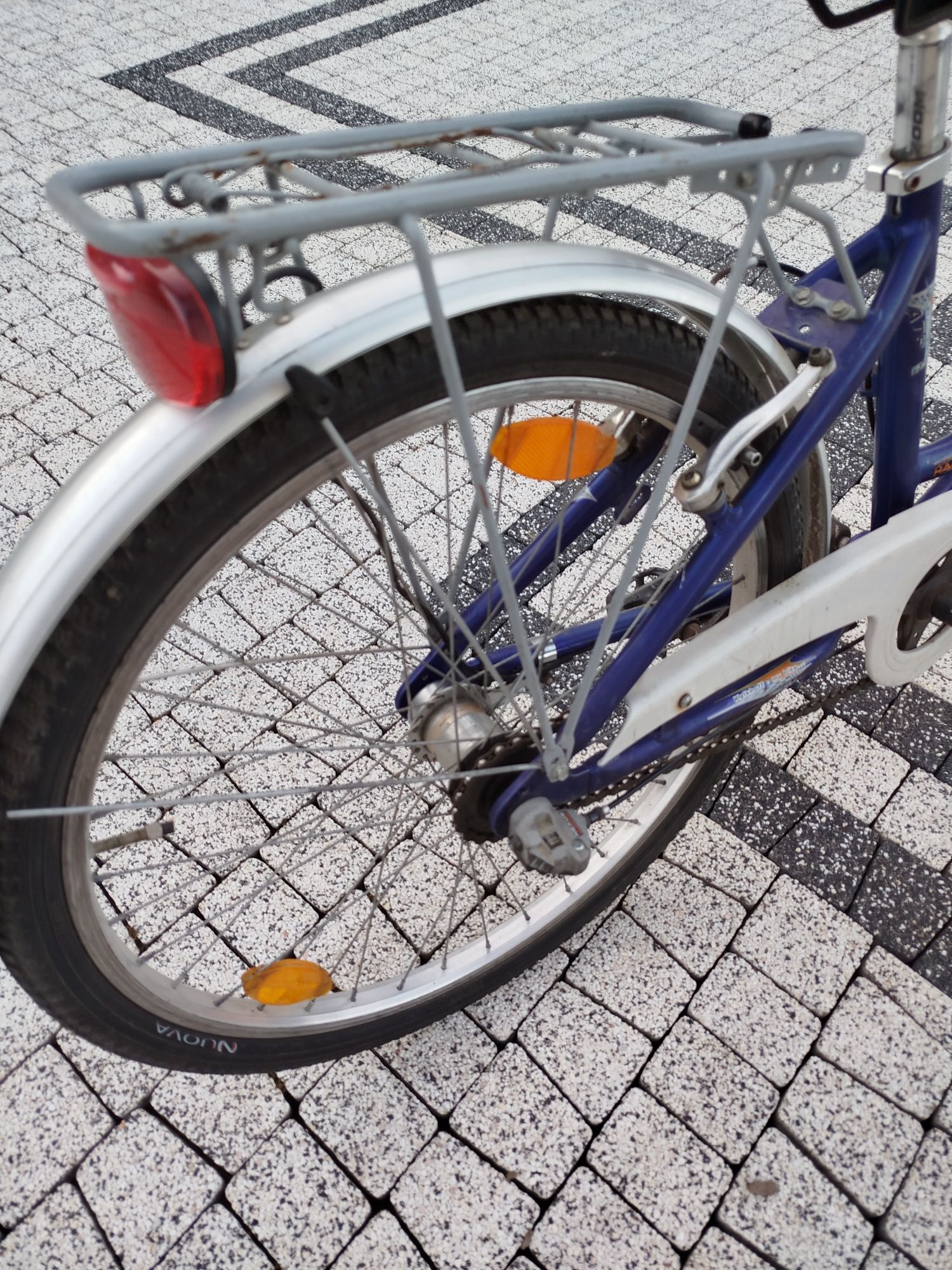 Rower 24 cale, gruba alu rama,biegi w torpedzie koła, LED oświetlenie