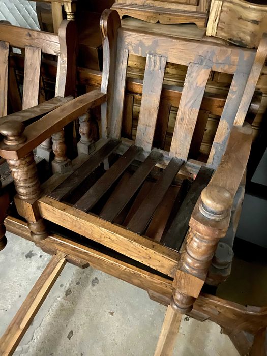 Mobiliário Antigo em Carvalho Maciço