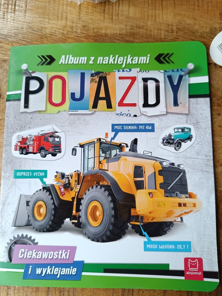 Pojazdy. Album z naklejkami. Ciekawostki i wyklejanie