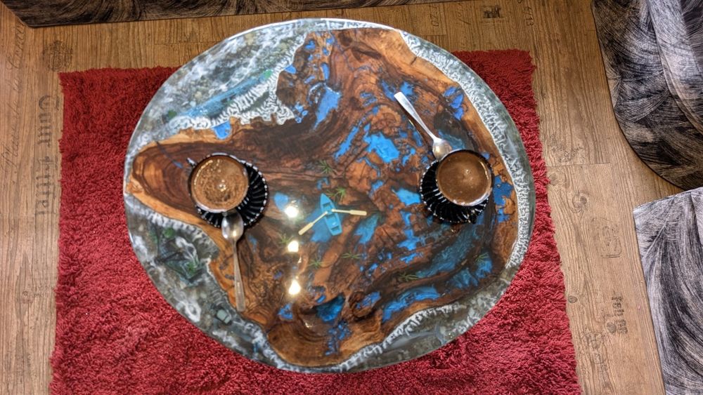 Stolik kawowy 3D orzech włoski  efekt wody żywica epoksydowa