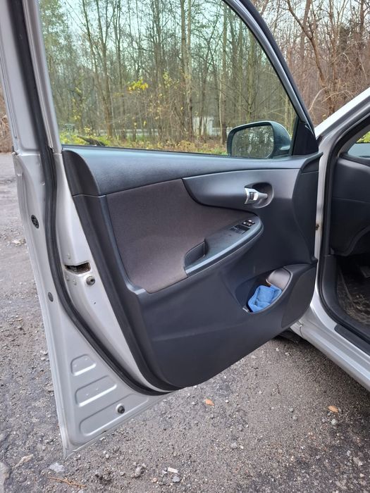 Автомобіль Тойота Корола 1.3          2010 рік