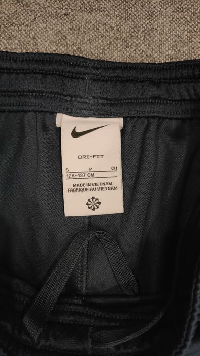 Nike granatowe spodenki rozm. 128