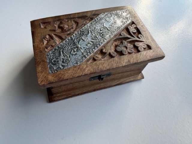Szkatułka skrzynka z drewna egzotycznego – rzeźbiona
