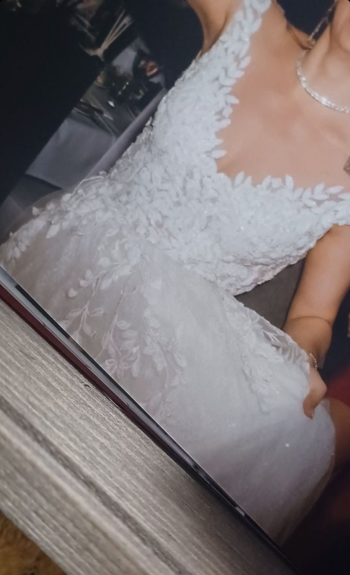 Suknia ślubna błyszcząca z dekoltem na plecach