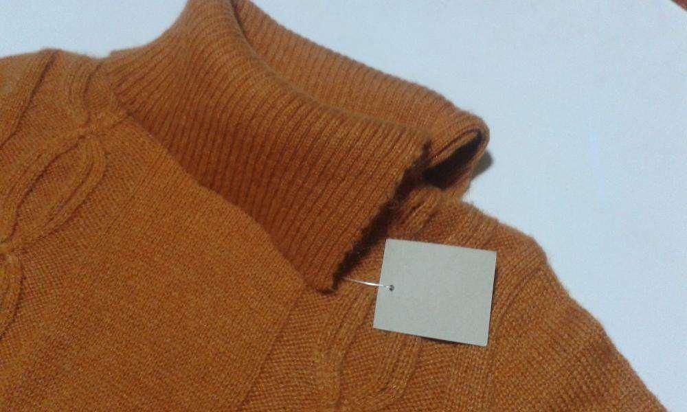 Camisola laranja com etiqueta