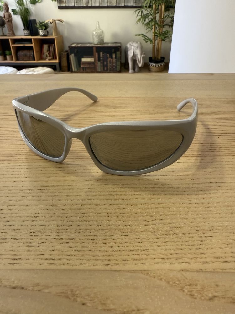 Oculos de sol prateados
