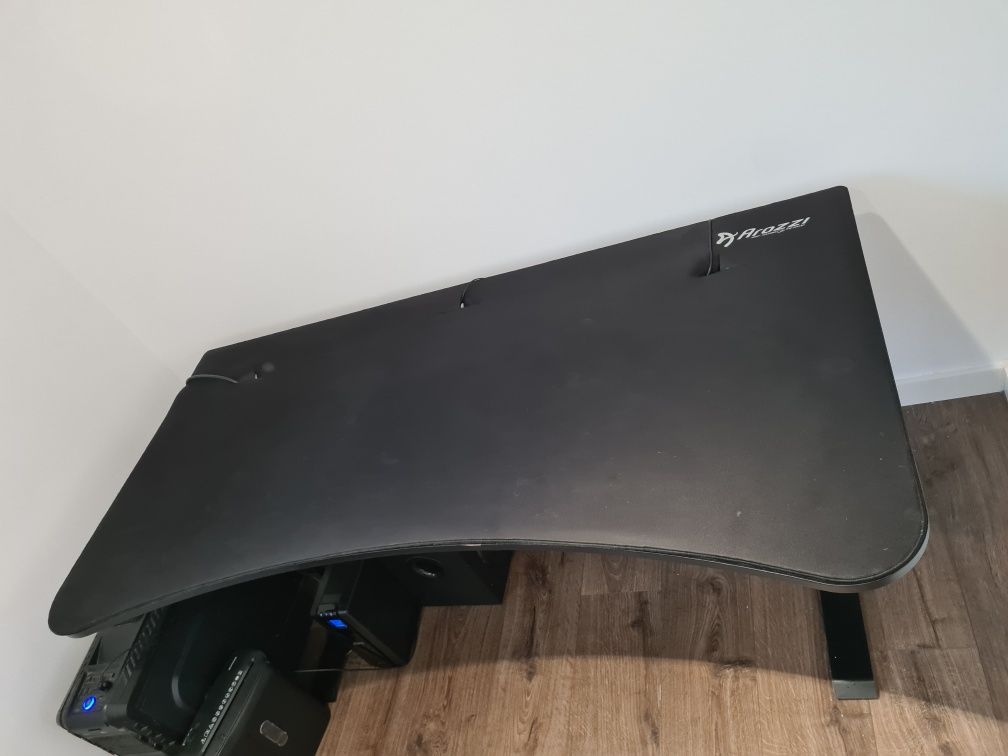 Arozzi Arena (Czarne)  Gaming Desk

Biurko w stanie jak na zdjęciach,