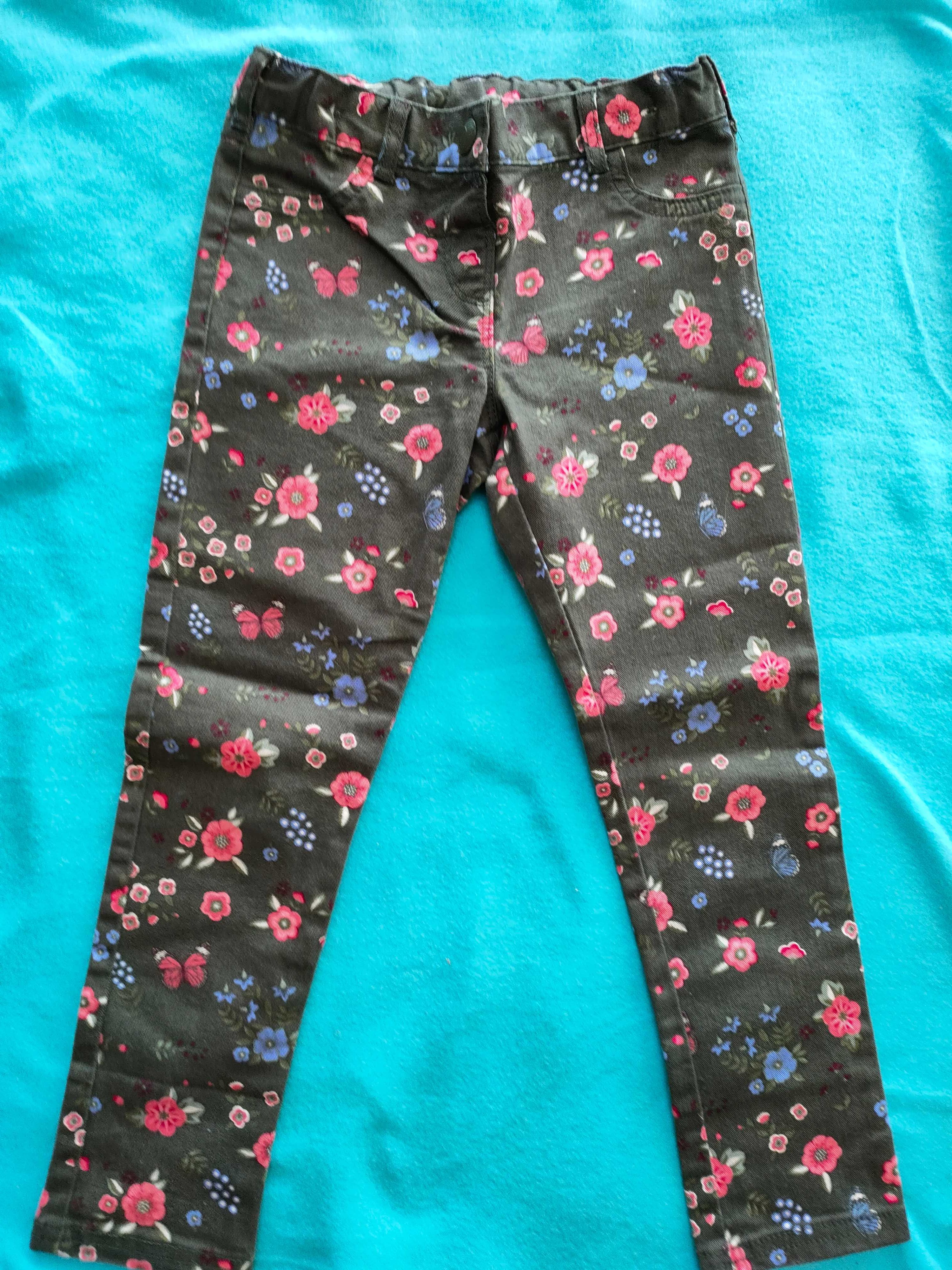 Dziewczęce spodnie jeansowe w kwiatki