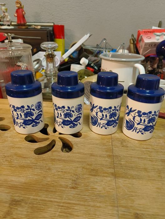 Plastikowe pojemniki na przyprawy