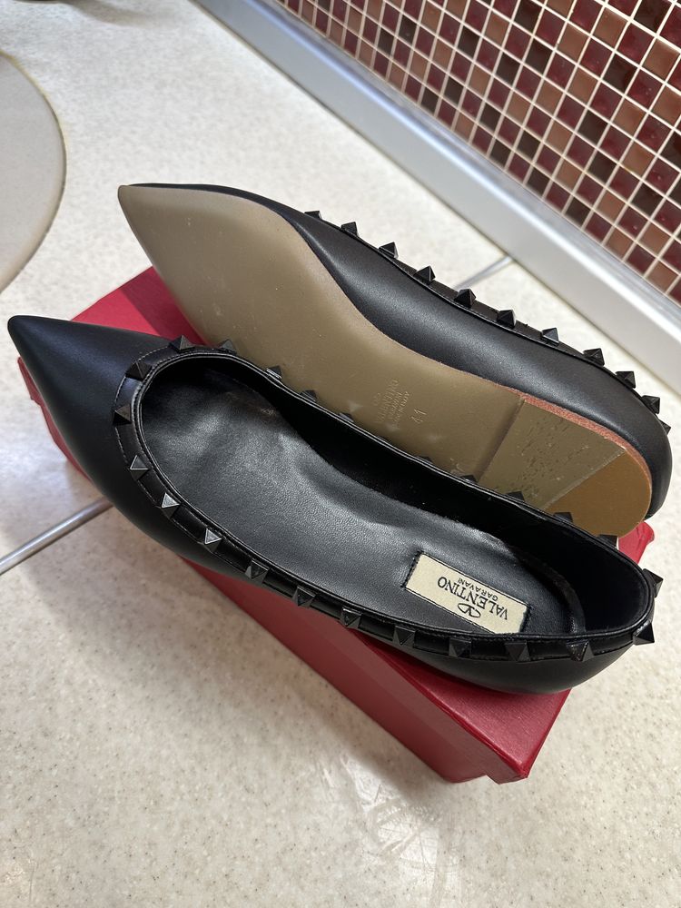 Продам туфли с шипами «Valentino»