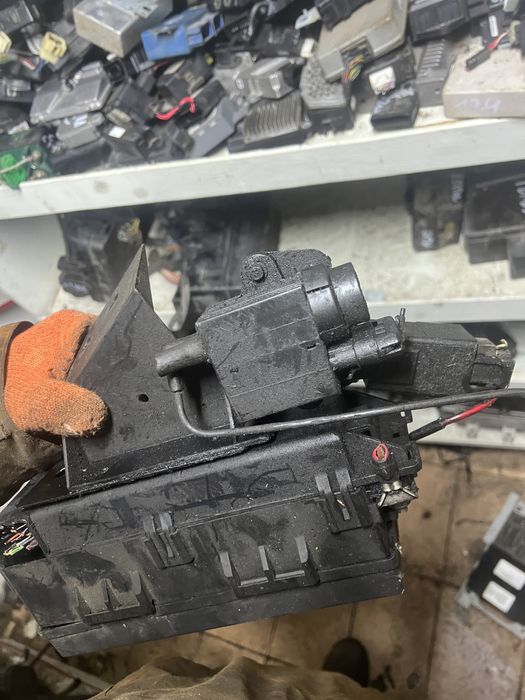 Джип чероки год 98 Корпус предохранителей в сборе под капотом