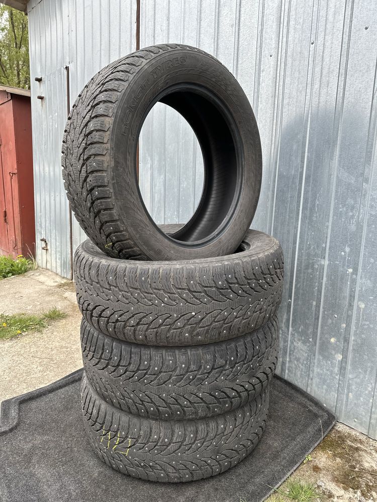 255/55/19 Nokian TYRES шипована, зимова.