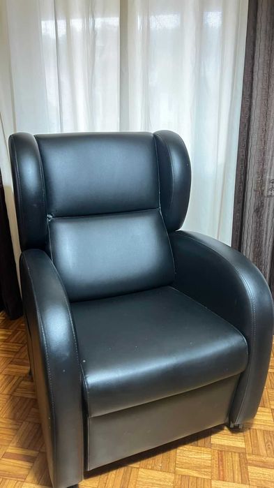 Cadeirão Manual Geriátrico em pele sintética com almofada antiescaras