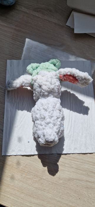 szydełkowny pluszak królik z czapeczka żaby