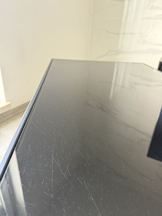 Czarna szklana ława ze złotymi dodatkami