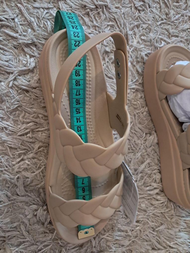 Продам Босоніжки Crocs