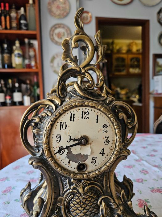 Relógio antigo em latão