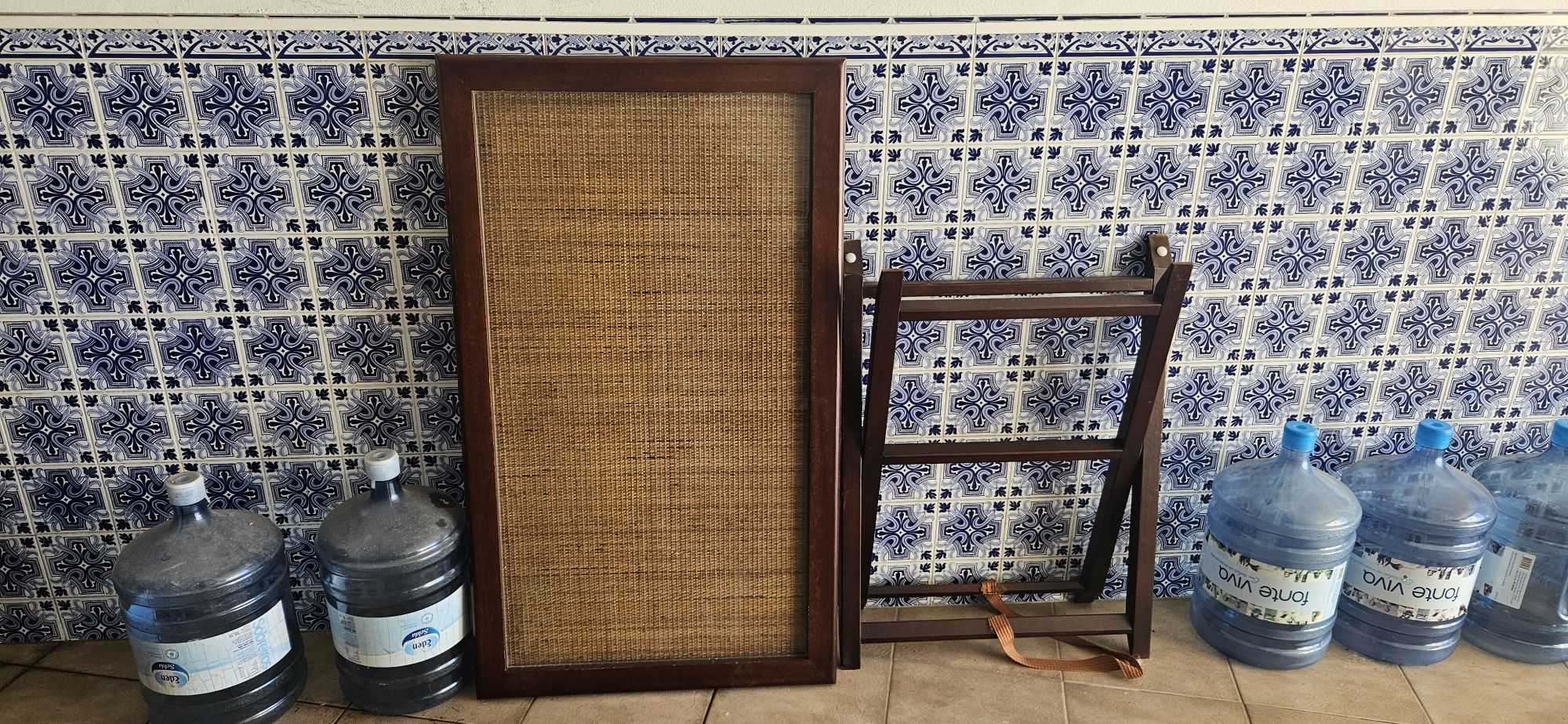 mesa de centro de madeira e rattan
