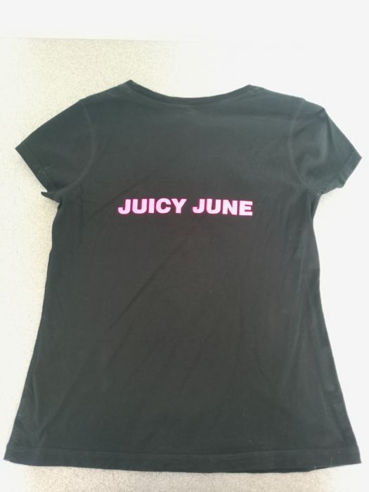 Czarny t-shirt z różowo neonowym nadrukiem