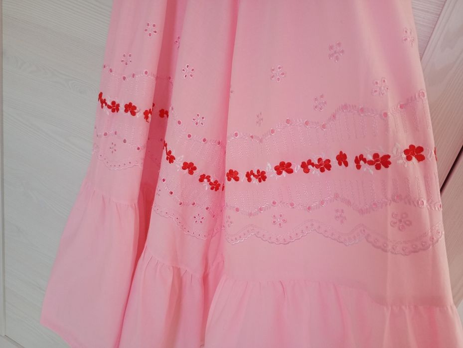 Romantyczna sukienka różowa w stylu Sanah