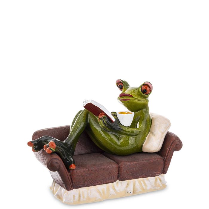 Figurka żaba na kanapie z kawą i książką