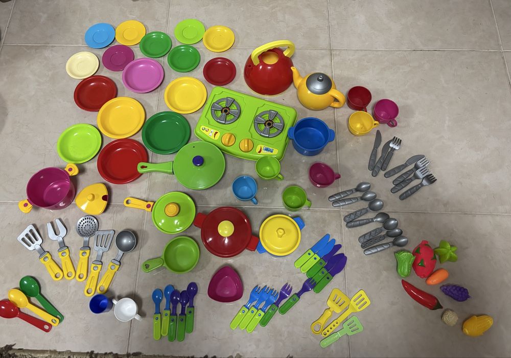 Дитяча яскрава посуда