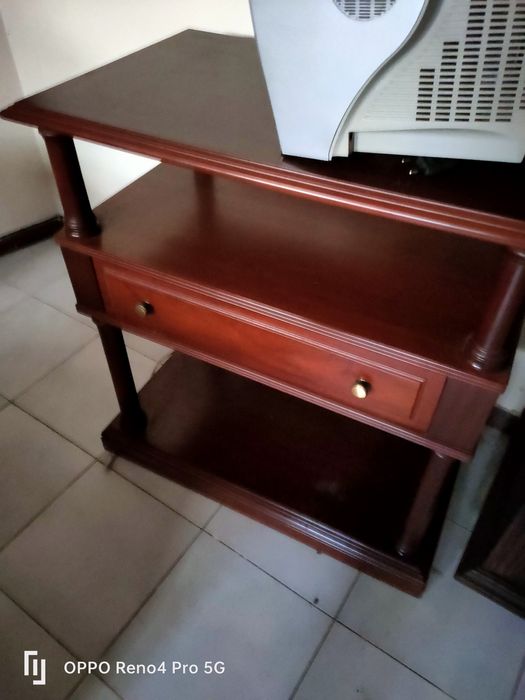 Móvel castanho envernizado e com rodas