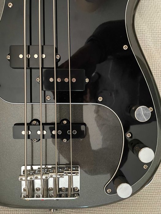 Baixo eléctrico Squier Affinity como novo cordas novas