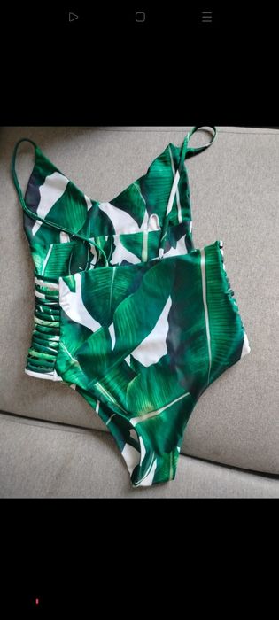 Strój kąpielowy jednoczęściowy, liście egzotyczne, wycięcia
