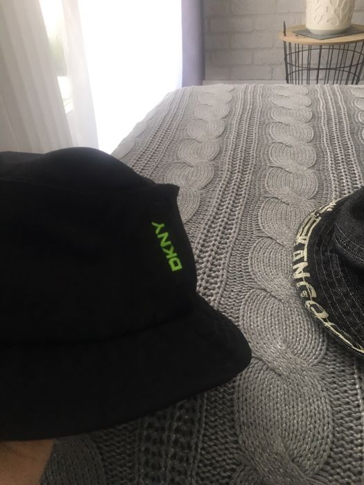 Czarny kapelusz DKNY