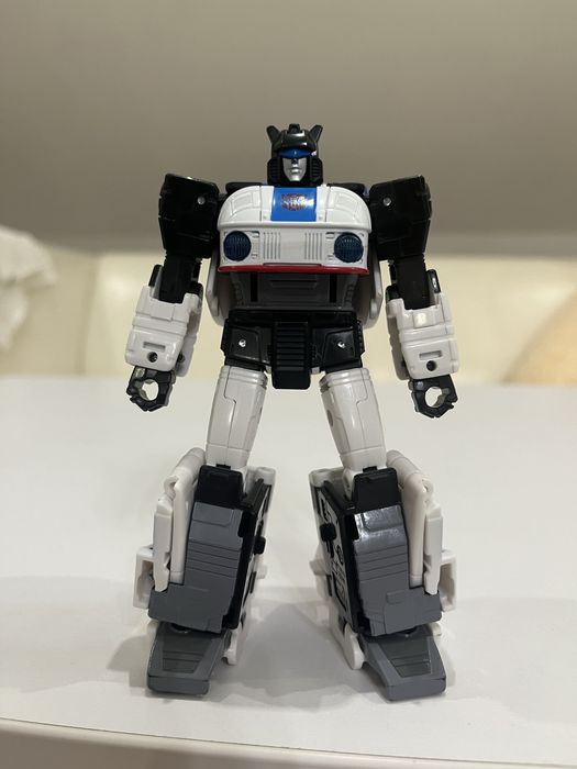Продам Transformers Legacy Evolution Origin Autobot Jazz Deluxe Class