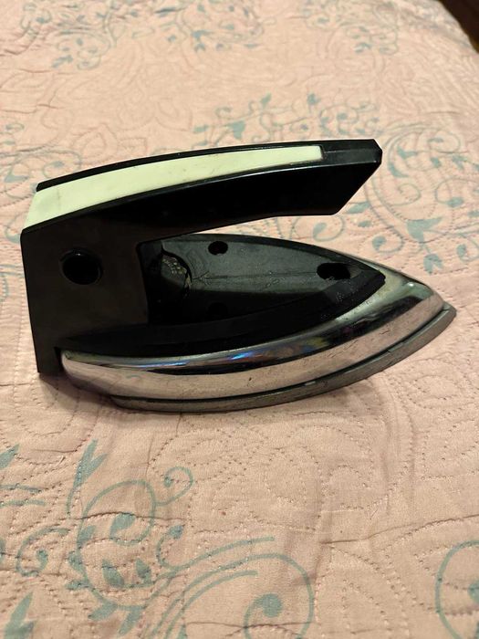 Праска утюг часів СРСР у робочому стані