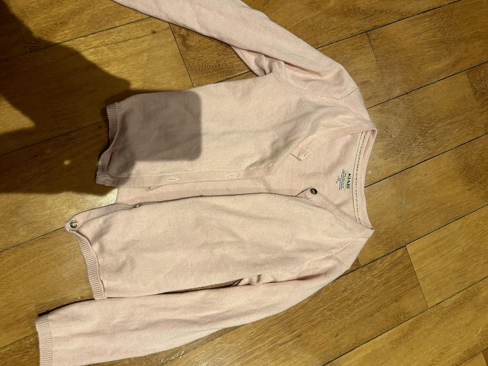 colete H&M em rosa vestido mango