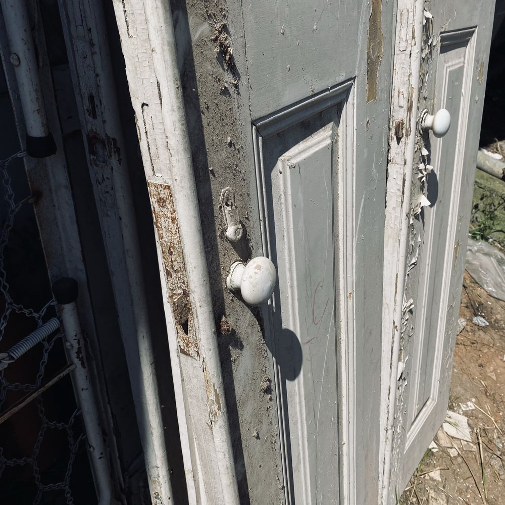 Portas antigas com puxadores em porcelana